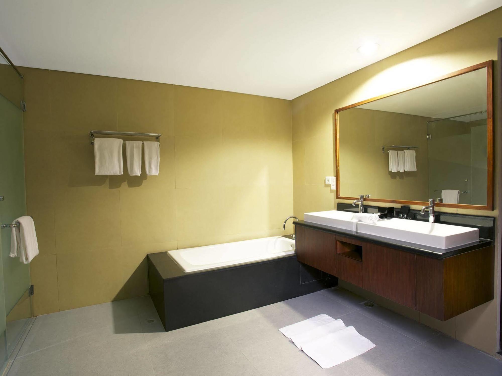 Hotel Neo+ Green Savana Sentul City Bogor Exterior photo