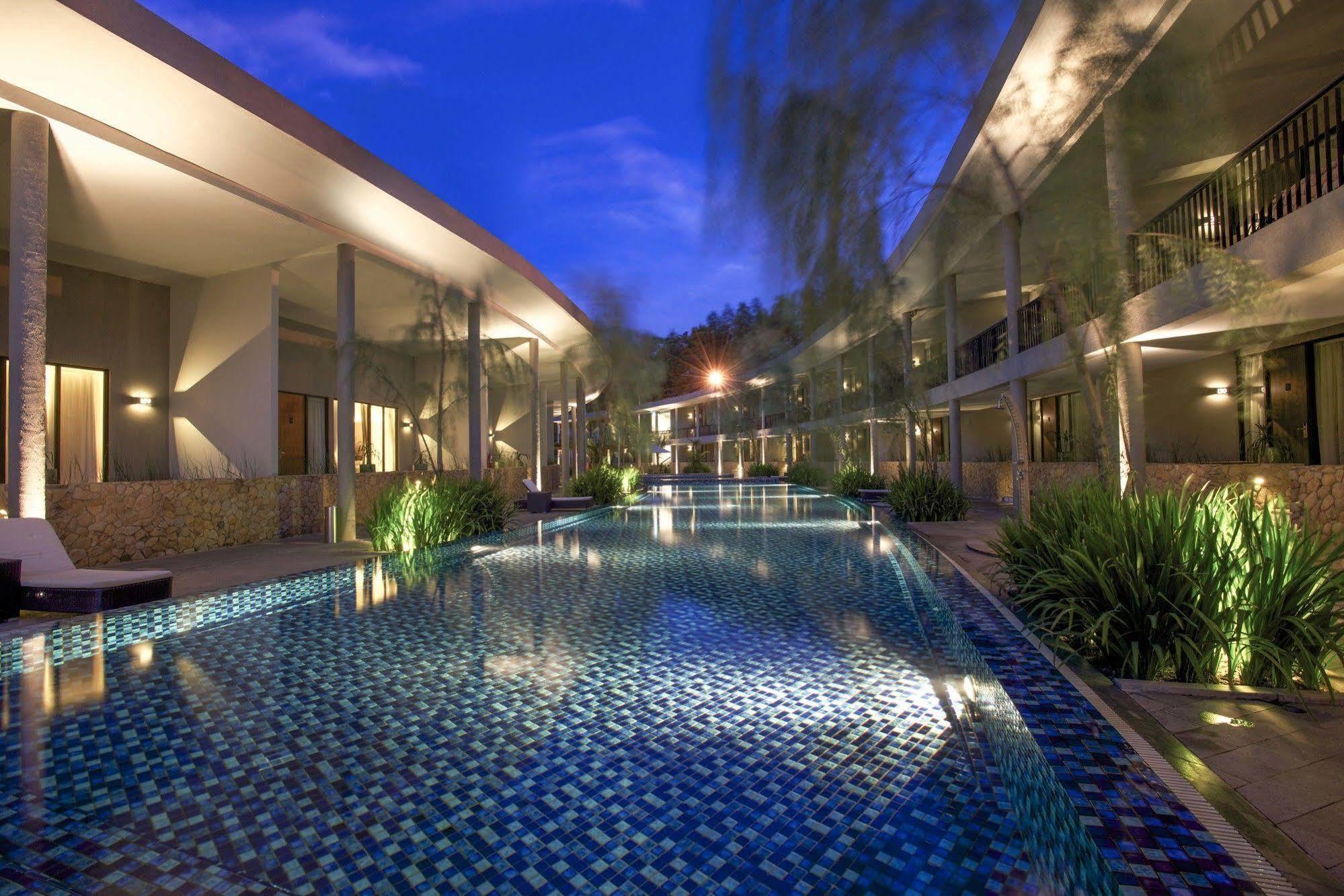 Hotel Neo+ Green Savana Sentul City Bogor Exterior photo